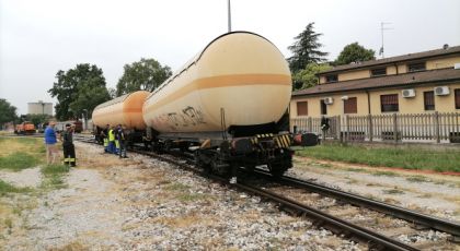 A Ferrara due vagoni cisterna sono usciti dai binari 