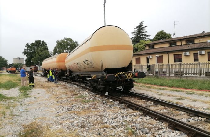 A Ferrara due vagoni cisterna sono usciti dai binari 