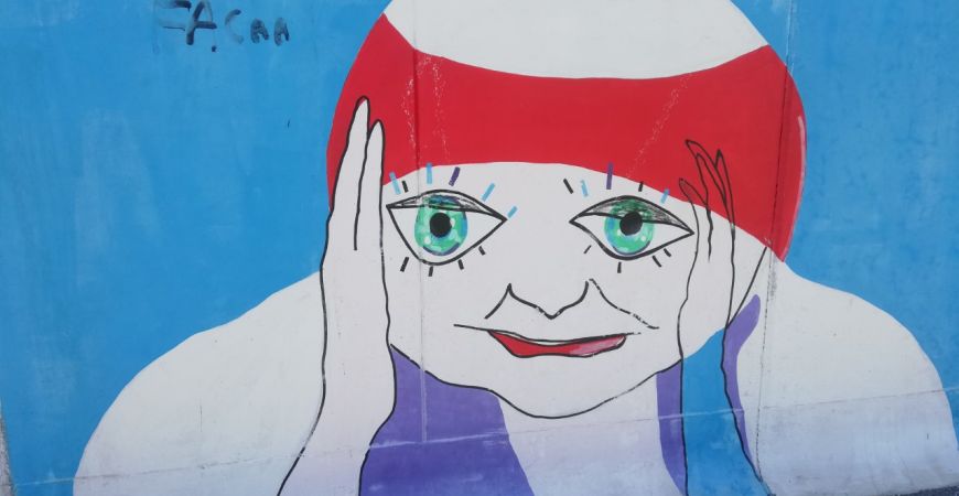 Vandali in azione contro i murales della strage di Viareggio