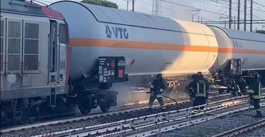 Principio incendio in un treno merci con 14 cisterne di GPL 